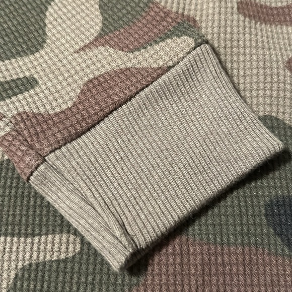 Long sleeved camouflage tee shirt. Size S - Picture 3 of 5